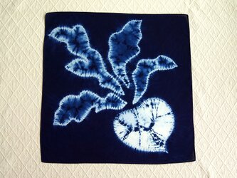 天然藍の絞り染めハンカチ　蕪　　の画像