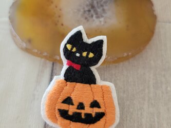 黒猫とジャックランタン刺繍ブローチ【受注製作】の画像