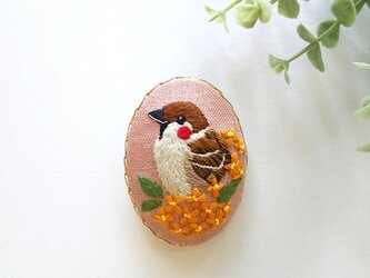 雀と金木犀 手刺繍ブローチの画像