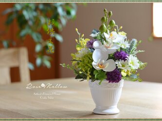 【仏花】アート・胡蝶蘭とマムの上品な色合いのお供え花　ギフトにもお薦めですの画像