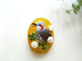 ヒヨドリとシロツメクサ 手刺繍ブローチの画像