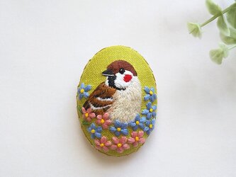 手刺繍ブローチ 雀とワスレナグサの画像