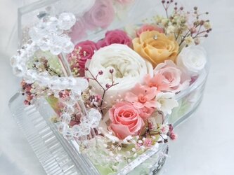 【プリザーブドフラワー／グランドピアノシリーズ】白い薔薇とミニ薔薇と小花のフラワーピアノ/フラワーケースリボンラッピング付きの画像