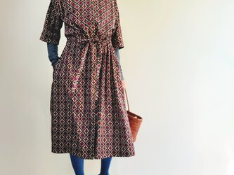 【先着・数量限定品】アートなお洒落が季節を彩る♪トレンドの幾何学柄ワンピース エンジの画像