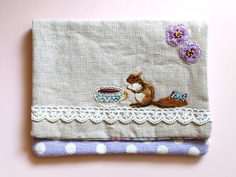 母子手帳ケース　お茶をするリス　刺繍の画像