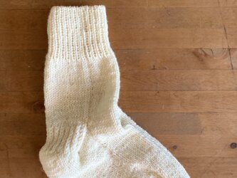 手編みの靴下 whiteの画像