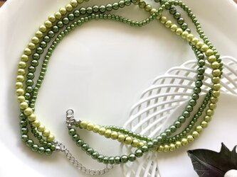 送料込・ニュアンスの違うグリーンのゴージャス3連樹脂パールネックレスの画像