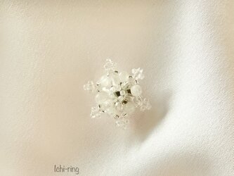 雪の結晶のビーズブローチ ✴︎ ムーンストーンの六花の画像