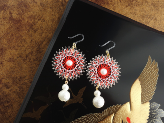 紅白・白たま ＿絹糸の花咲く【糸まき】＿ ピアス ノンホールピアス イヤリングの画像