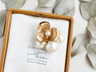 【ブローチ】ヴィンテージな真鍮のお花 コットンパールの画像
