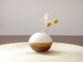 白茶の釉薬 ころんと丸い一輪挿しの画像