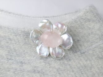 ホワイトシルバーの真珠の花びらと桜水晶の画像