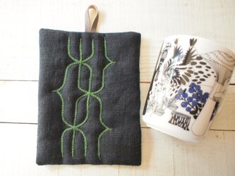 アイヌ刺繍の鍋つかみ　リネンの黒に抹茶、お濃茶の色の糸の画像