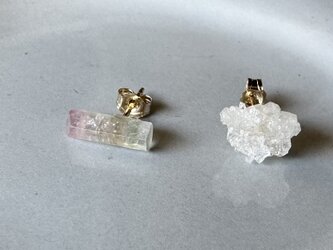 バイカラートルマリンと水晶の小さな結晶のピアスの画像