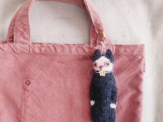 棒針編みのあみぐるみ（ハチワレ黒白猫・ボタン目）の画像