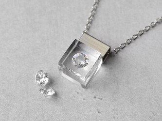 ジルコニアが浮かぶネックレス サージカルステンレス 秋冬 シンプル レジン シルバーカラー 誕生日プレゼント 結婚式 お呼ばれの画像