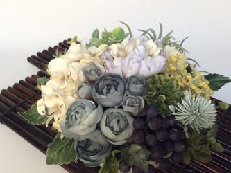 ◇優しい色のフラワーアレンジメント◇   MLサイズ（造花、母の日、結婚祝い、新築祝、還暦祝い、敬老の日）の画像