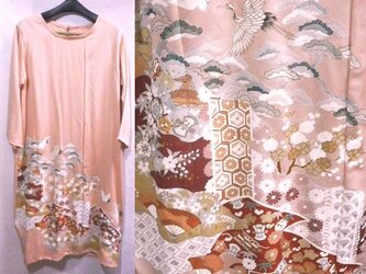 着物リメイク☆吉祥文様サーモンピンクの付け下げワンピース☆ハンドメイド☆シルク・ゆったりサイズの画像
