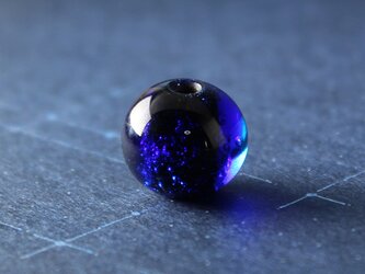 ガラスアクセサリー【濃藍】縞の小石　S249の画像