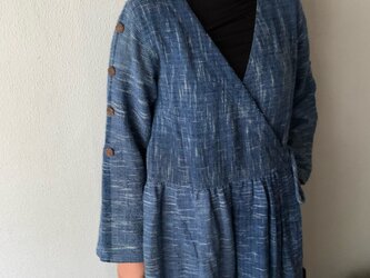 凝りに凝ってる生地厚め手織り綿カシュクールのコートワンピ　ウエスト切り替え、袖や裾バックのポイントボタン等々　青絣の画像