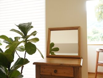 壁掛けの鏡　ナラ材　ほんのすこし横長の画像