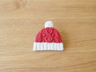 ［受注制作］アラン編みニット帽の刺繍ブローチ（red）の画像