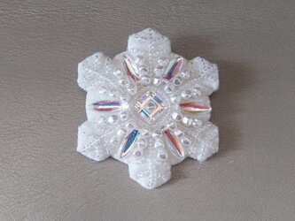 雪の結晶ブローチの画像