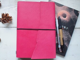 難・本革　A5手帳カバー　鮮やかピンクでくるんと　自然な切り口の画像