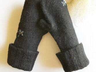 ロング フェルティングゆびなしミトン　黒　flower刺繍の画像