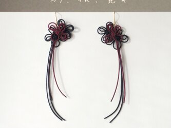 ピアス「つり、つれ、艶や」（臙脂×黒）の画像