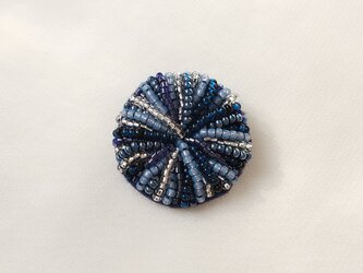 たっぷりビーズの刺繍 ネイビー　ブローチの画像