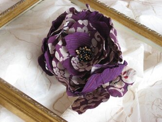 アンティーク着物地からのコサージュ・紫の花の画像