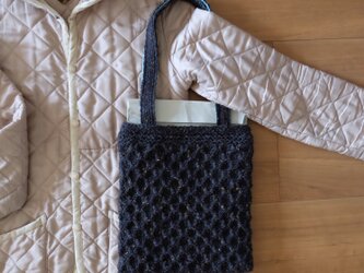 網かけ模様のA4ニットバッグ（チャコールグレー）の画像