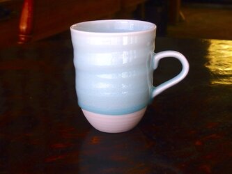 青いうつわ　シンプルなシルエットのマグカップです！　磁器　マグ　青白磁マグカップの画像