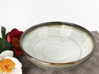 白い花模様の中深鉢　　【手仕事　民藝　　和　陶器】の画像
