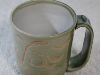 染め抜きのつる草模様コーヒーカップの画像
