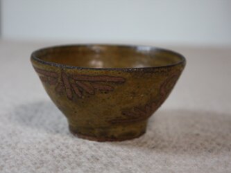 染め抜きの秋草模様ぐい飲みの画像