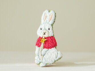冬の野うさぎ　クリスマス　刺繍ブローチ【受注製作】の画像
