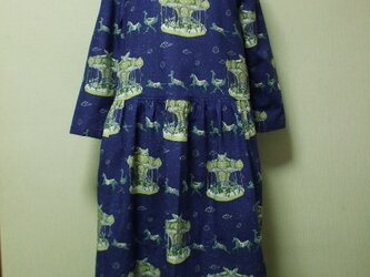 綿麻素材 河野愛 青地×ターコイズ色メリーゴーランド柄プリントラウンドネック８～９分丈袖スカートギャザー入ワンピ  M～Ｌの画像