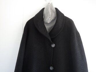 ショールカラーのブラックウールのコート　の画像
