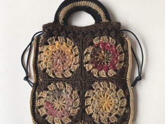 ウールxアクリル　かぎ針編みの巾着バッグ　トートバッグ　モチーフ編み　巾着　毛糸　編み物　モチーフの画像