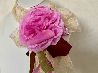 布花 ピンクビッグローズ リボン添えコサージュの画像