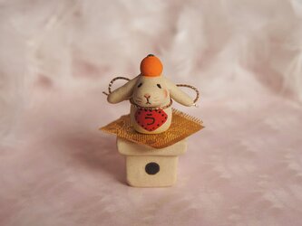 【陶器の小さなちいさな干支飾り】三方に乗ったうさぎ「う」cの画像