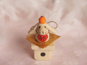 【陶器の小さなちいさな干支飾り】三方に乗ったうさぎ「卯」dの画像