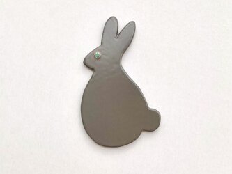 うさぎのブローチ (グレー) 漆皮の画像