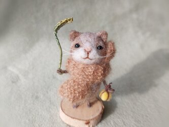葉っぱの傘を持ったねこさん（羊毛フェルト）の画像