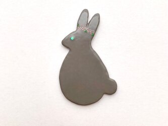 《現品限り》うさぎのブローチ (花冠・グレー) 漆皮の画像