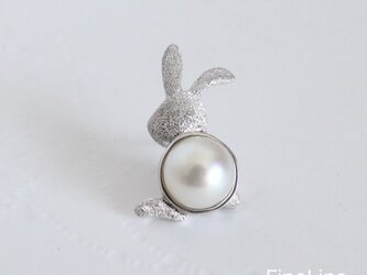 白蝶真珠のキラキラうさぎブローチ　2023年は卯年！特別スターダスト加工のうさぎですの画像