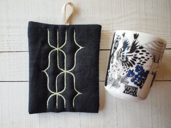 アイヌ刺繍の鍋つかみ　リネンの黒に糸抹茶ラテの画像