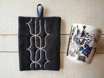 アイヌ刺繍の鍋つかみ　リネンの黒と墨色ブルー糸の画像
